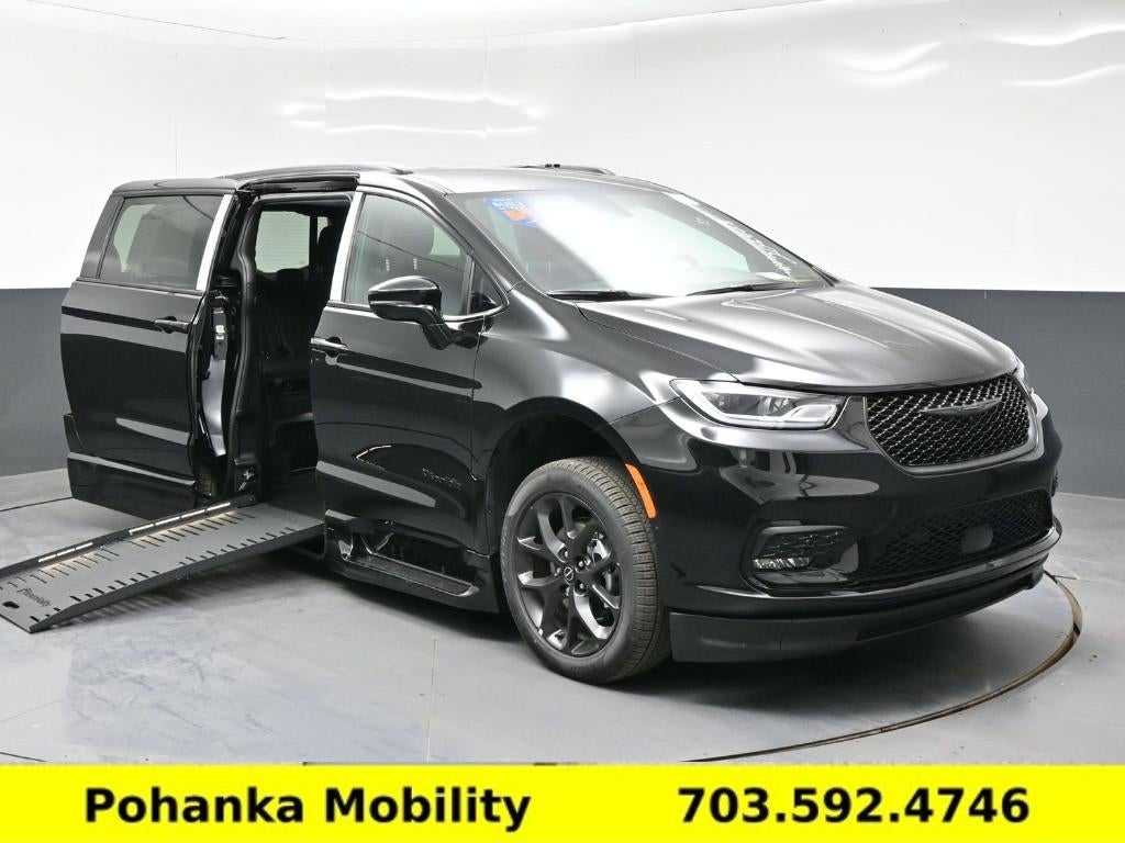 2026 Chrysler Pacifica Select's photo
