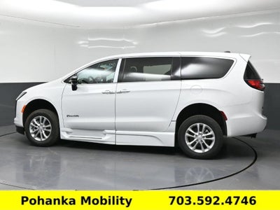2027 Chrysler Pacifica Select