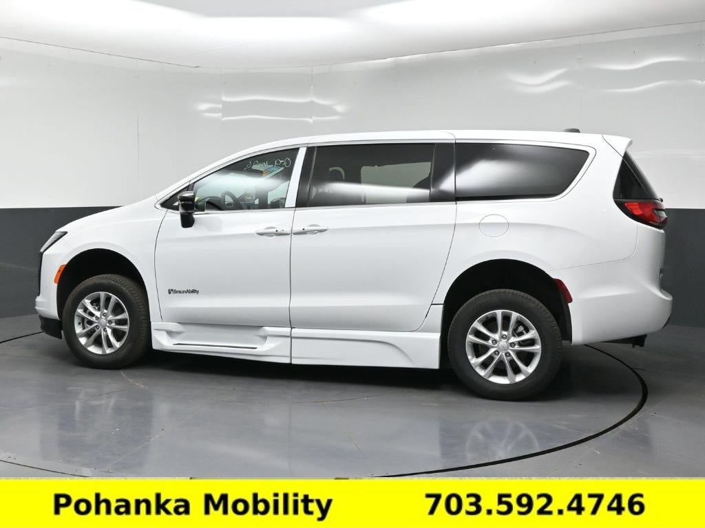 2027 Chrysler Pacifica Select