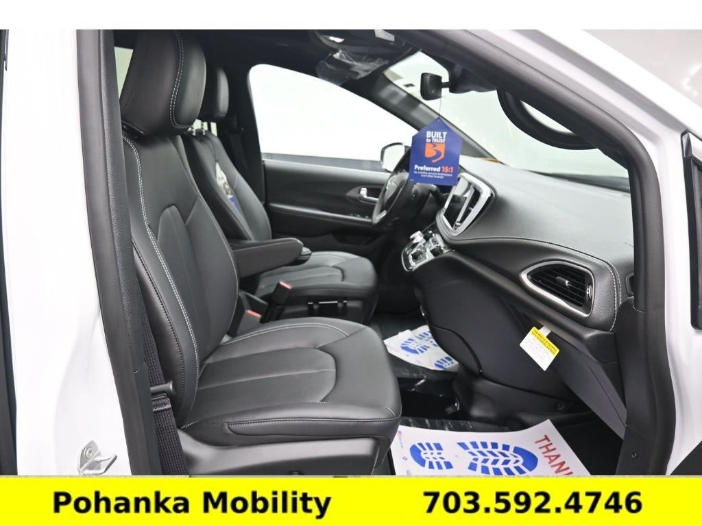 2027 Chrysler Pacifica Select