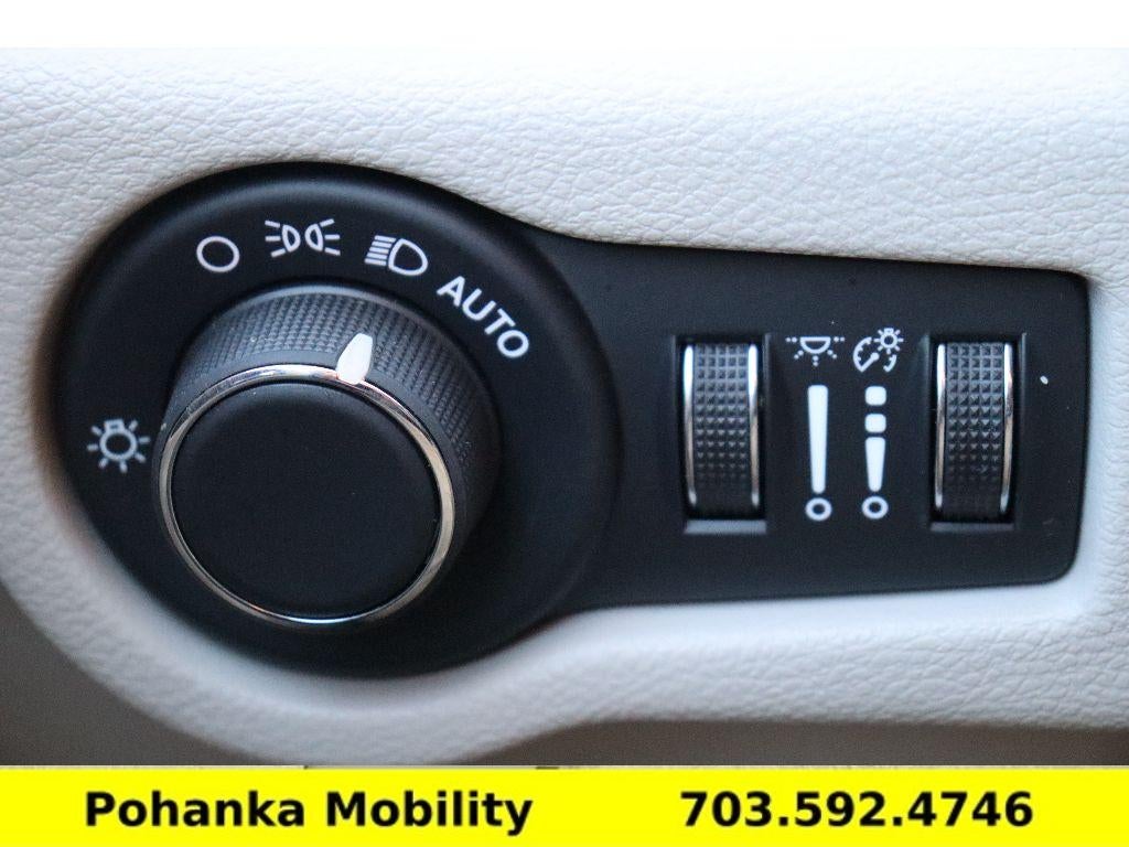 2024 Chrysler Voyager LX