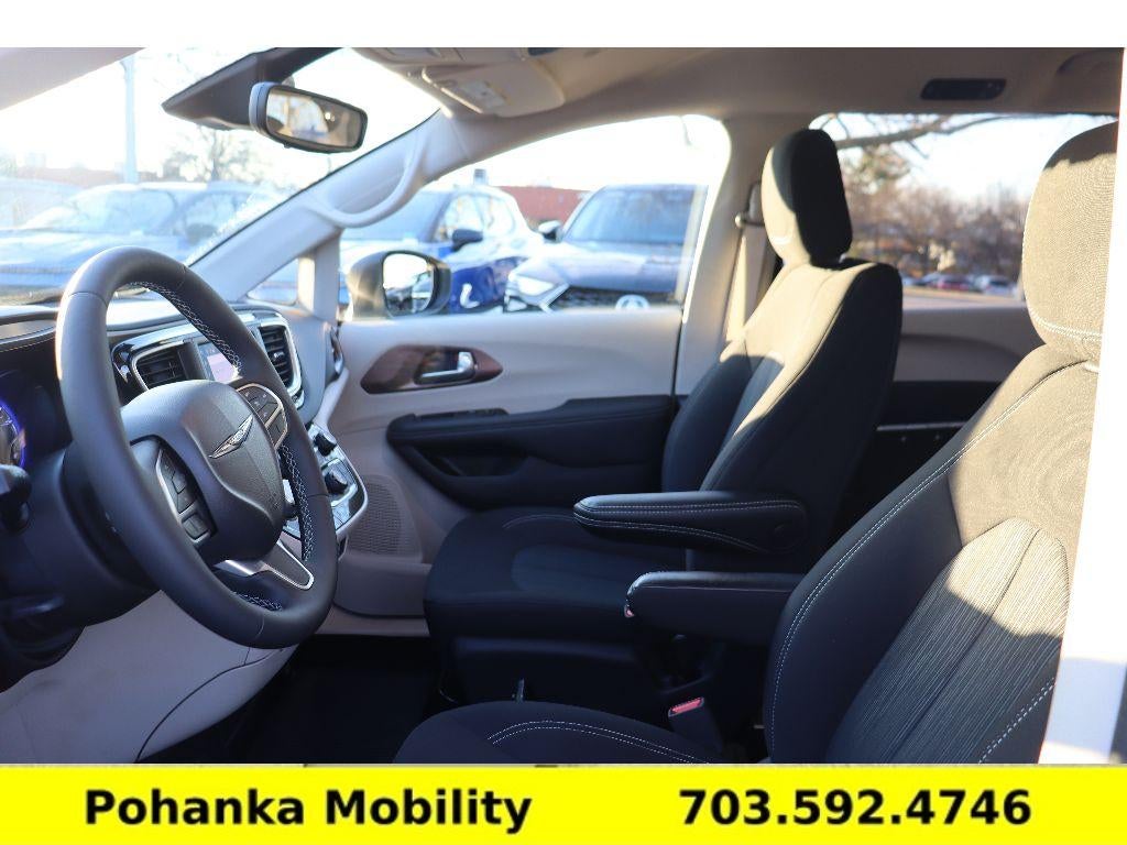 2024 Chrysler Voyager LX