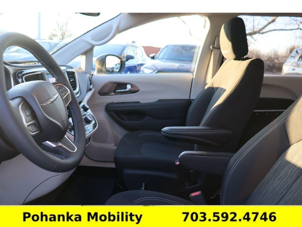 2024 Chrysler Voyager LX