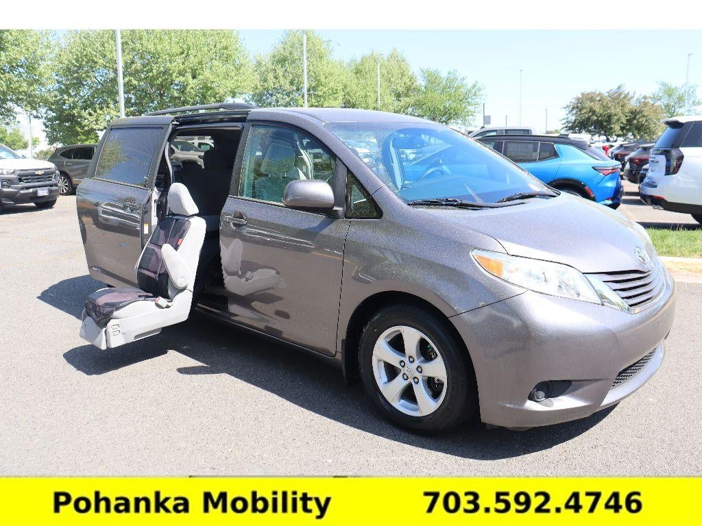 2017 Toyota Sienna LE Auto Access Seat