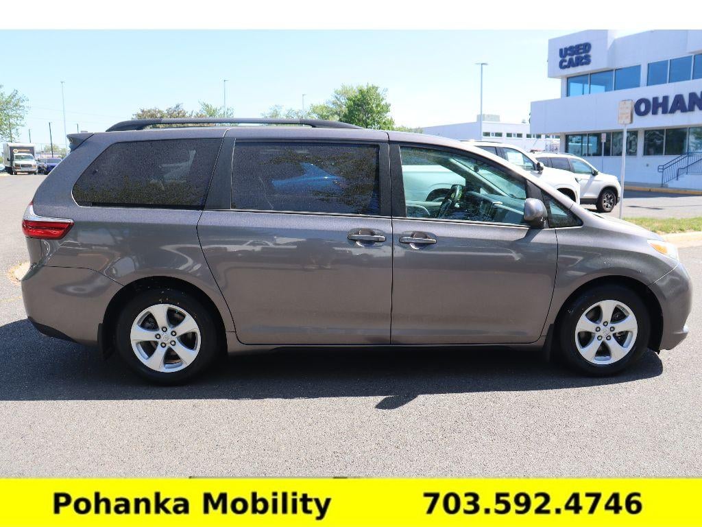 2017 Toyota Sienna LE Auto Access Seat
