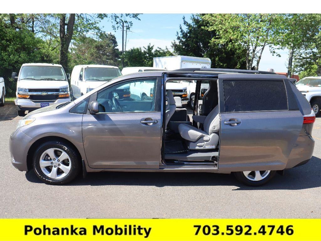 2017 Toyota Sienna LE Auto Access Seat