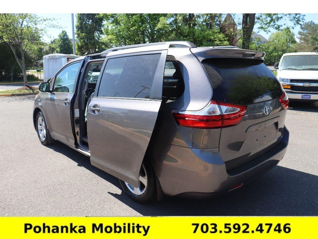 2017 Toyota Sienna LE Auto Access Seat