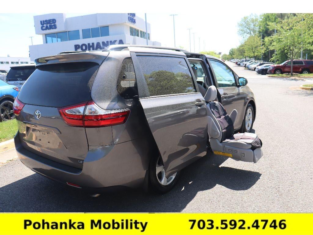2017 Toyota Sienna LE Auto Access Seat