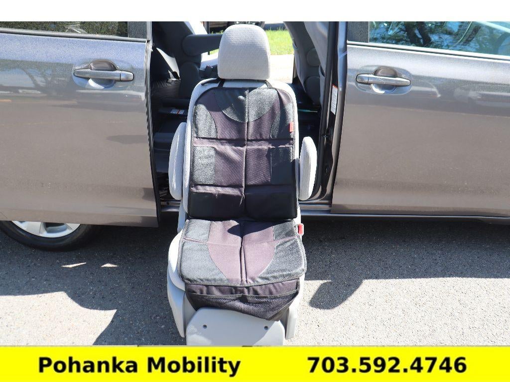 2017 Toyota Sienna LE Auto Access Seat