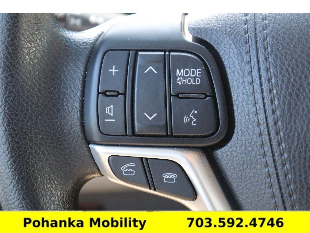 2017 Toyota Sienna LE Auto Access Seat