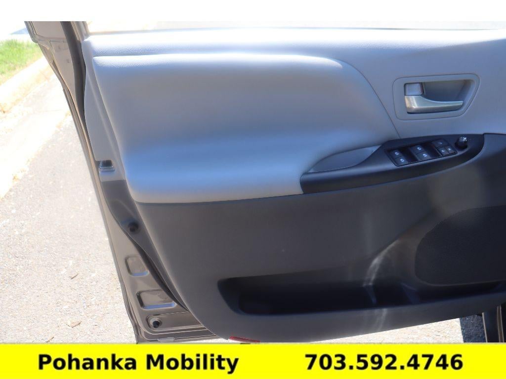 2017 Toyota Sienna LE Auto Access Seat