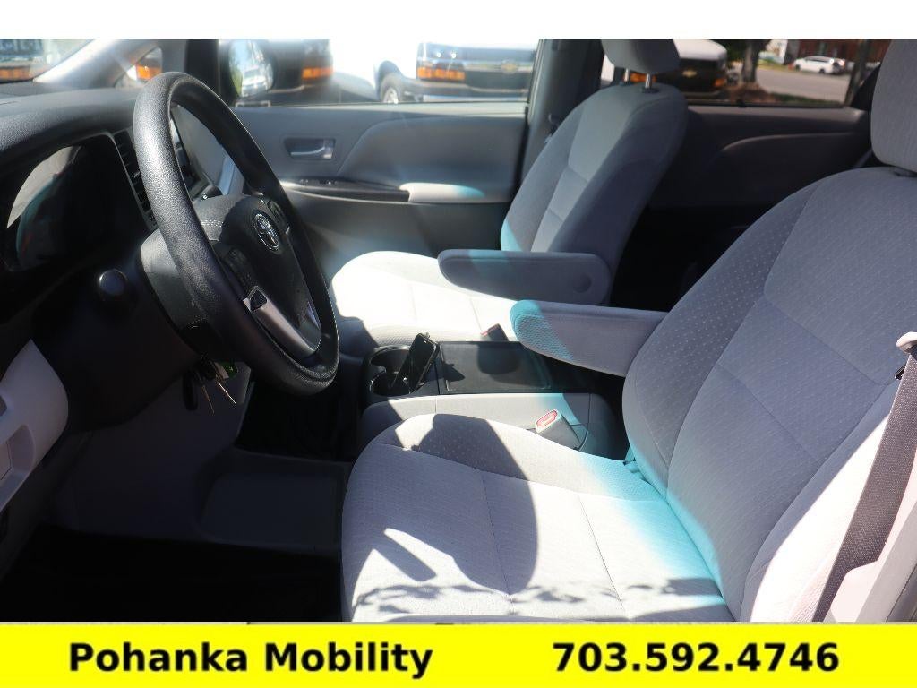 2017 Toyota Sienna LE Auto Access Seat