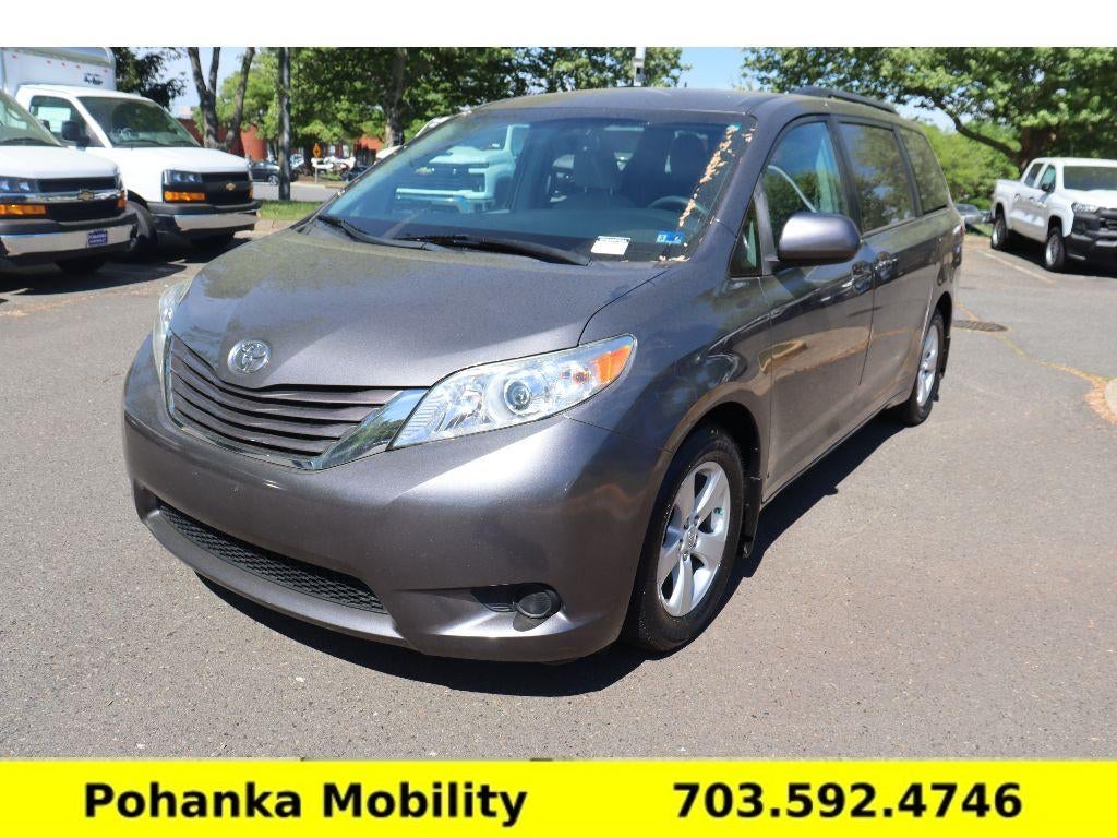 2017 Toyota Sienna LE Auto Access Seat