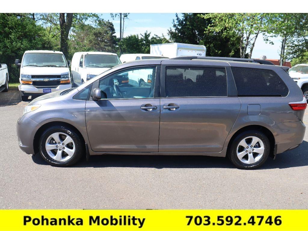 2017 Toyota Sienna LE Auto Access Seat