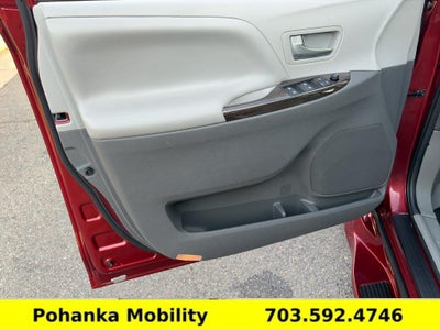 2020 Toyota Sienna XLE Auto Access Seat