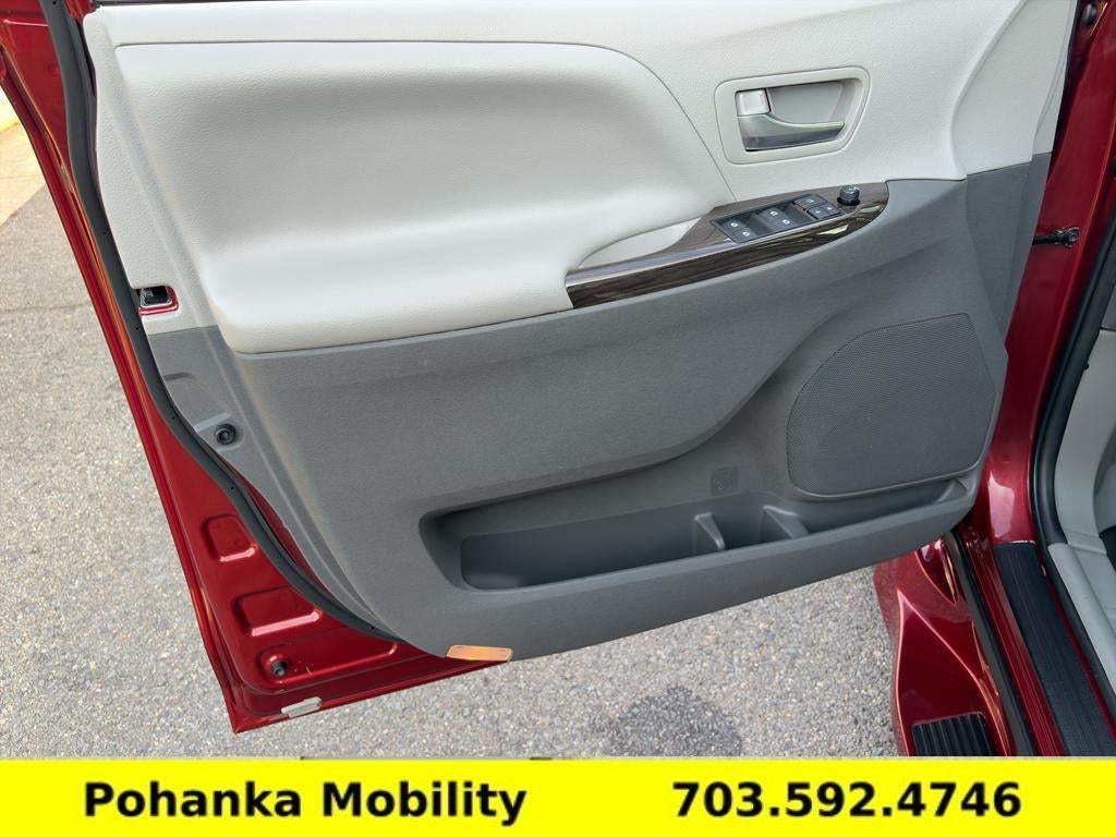 2020 Toyota Sienna XLE Auto Access Seat