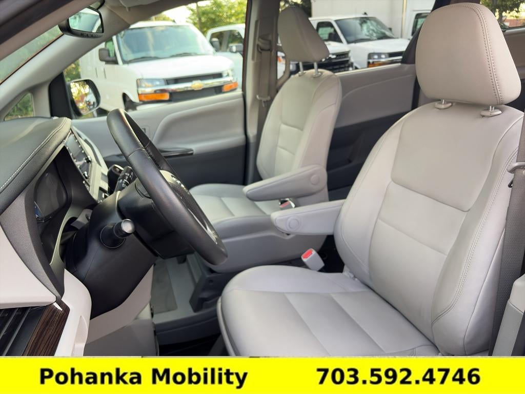 2020 Toyota Sienna XLE Auto Access Seat